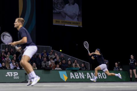 Schrikken voor Tallon Griekspoor in Rotterdam: tennisser valt over boarding en blijft even liggen