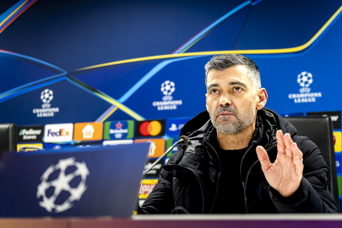 Woedende AC Milan-trainer loopt weg op persconferentie na nederlaag tegen Feyenoord