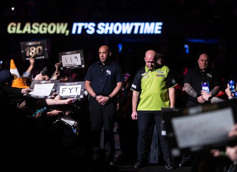 Boze dartsfans reageren op uitgeklede Viaplay-uitzending: 'Een dikke middelvinger naar de abonnees'