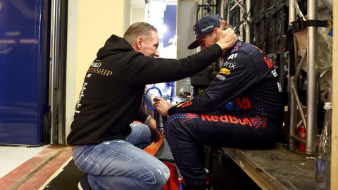 Trotse Max Verstappen eert zijn vader met speciale aanpassing in nieuw F1-seizoen: 'Erg belangrijk voor mij'