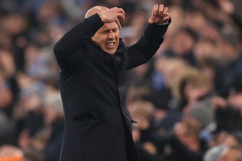 Liverpool-coach Arne Slot heeft eerste straf al te pakken na rode kaart in ontspoorde derby met Everton