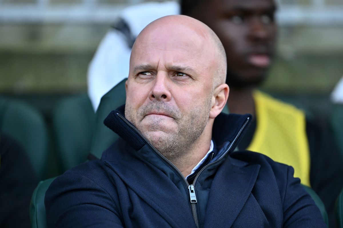 Premier League blundert met straf voor Arne Slot: Liverpool-coach in onzekerheid na rode kaart