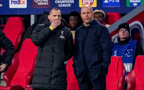 John Heitinga krijgt mogelijk pikante rol door rode kaart voor Arne Slot én zijn assistent bij Liverpool