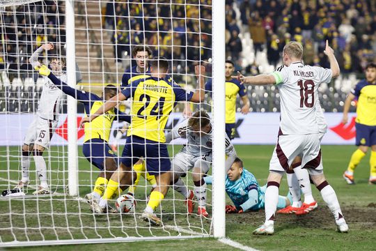 Doellijntechnologie zit Ajax dwars: zó weinig scheelde het of Oliver Edvardsen scoorde tegen Union Sint-Gillis