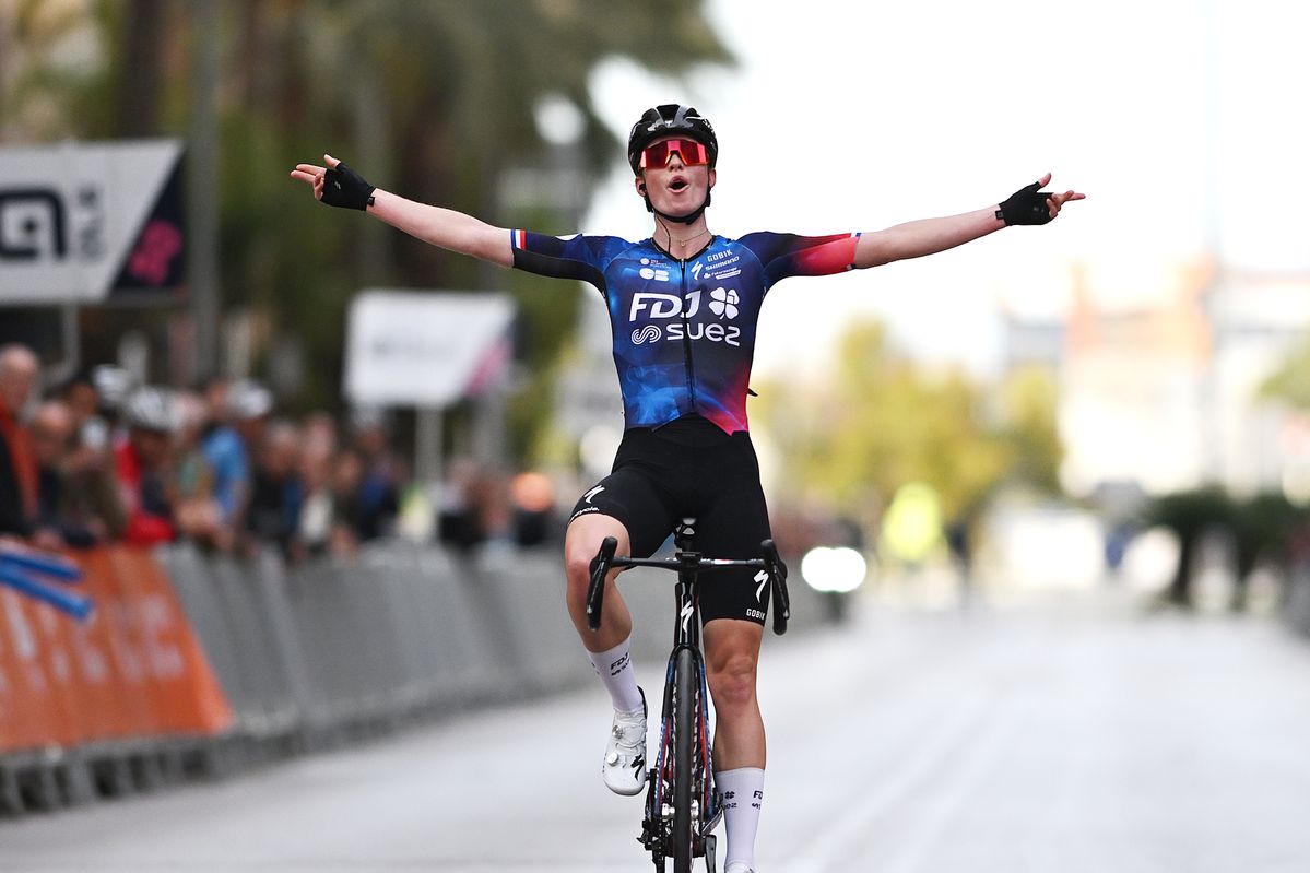 Toprenster Demi Vollering beleeft droomdag in Valencia en krijgt op podium verrassend gezelschap
