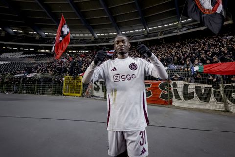 Talentvolle Jorthy Mokio (16) schrijft geschiedenis bij Ajax: 'Te vergelijken met Frank Rijkaard'