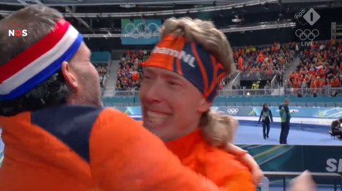Explosie van vreugde bij bronzen Jorrit Bergsma, betraande Jillert Anema vliegt superstayer om de nek