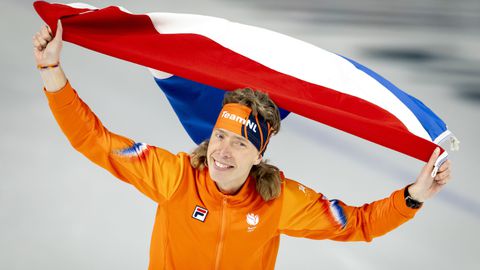 Dit verdient schaatsveteraan Jorrit Bergsma met zijn bronzen medaille op 10.000 meter bij Olympische Spelen