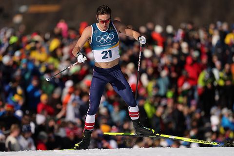 Amerikaanse langlaufer skiet shirtloos én raakt de weg kwijt: 'Waar gaat hij nou heen?'