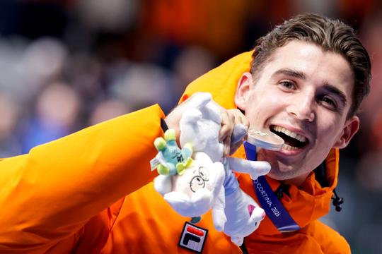 Kleine oogjes bij Jenning de Boo na tweede zilveren medaille op Winterspelen: 'Maar ik kan echt nog niks hebben'