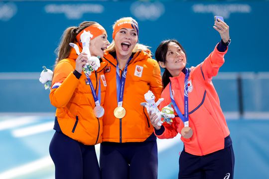 Dit zijn de telefoons die olympiërs met medaille op het podium krijgen tijdens de Winterspelen in Milaan