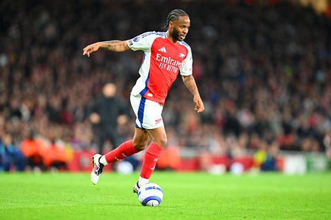 Feyenoord-stunt Raheem Sterling als een held onthaald in Rotterdam: 'Een van de grootste transfers ooit'