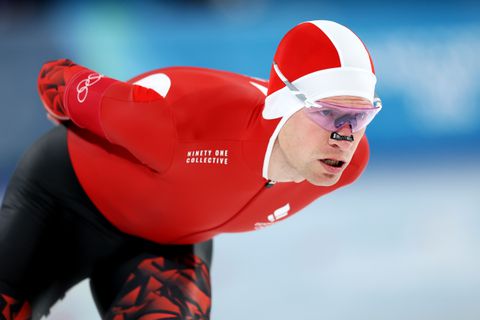 Drama op olympische 10.000 meter: Deense schaatser beëindigt rit vroegtijdig in Milaan