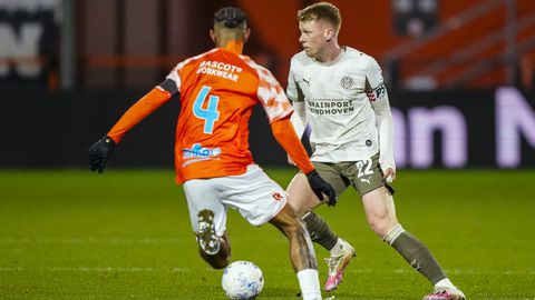 PSV-aanvoerder Jerdy Schouten trekt aan de bel na deceptie: 'Willen niet dat het seizoen als nachtkaars uitgaat'