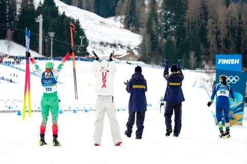 Ontroerend tafereel op de Olympische Spelen: nummer laatst bij langlaufen wordt warm onthaald