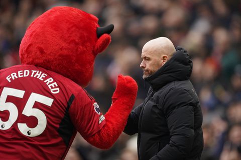 Fans Manchester United plannen protest om belachelijke beslissing: 'Dat Pep Guardiola dit niet bedacht heeft'