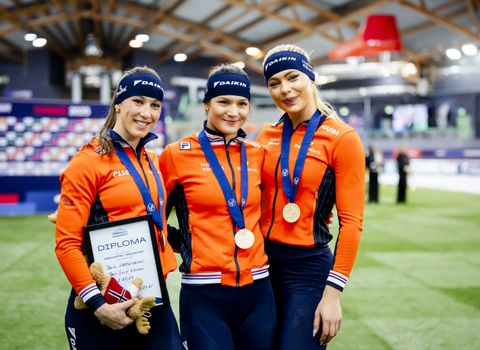 Jutta Leerdam haalt met debutanten Suzanne Schulting en Angel Daleman gigantisch uit tijdens WK afstanden