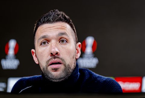 Ajax-trainer Francesco Farioli slaat terug na kritiek op opstelling tegen Frankfurt: 'Ik zou het zo weer doen'