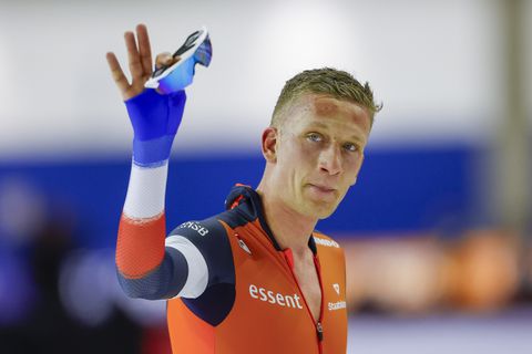 Beau Snellink grijpt onder luid gejuich van Sven Kramer zilver op WK afstanden, thuisfavoriet maakt fans gek