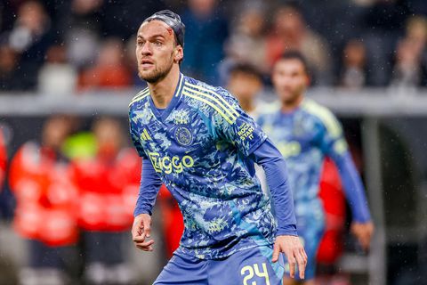 Bebloede Ajacied moet verder met schitterende badmuts na hard duel