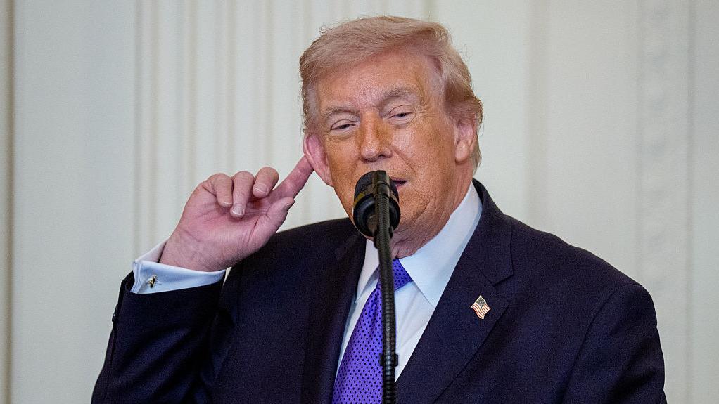 Donald Trump krijgt kort na situatie met Jutta Leerdam medaille van olympisch kampioene