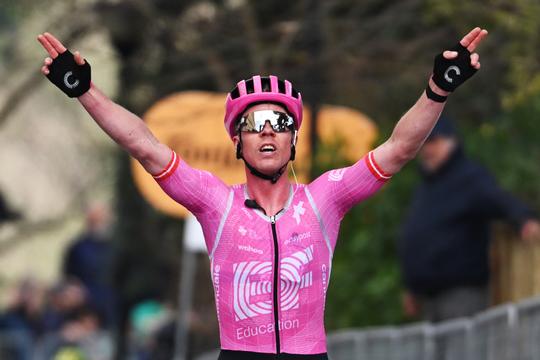 Verrassende vluchter zet heuvelrit volledig naar zijn hand, Isaac Del Toro herovert leiding in Tirreno-Adriatico