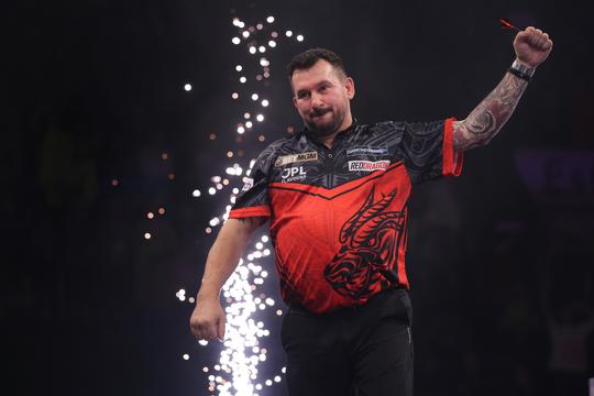 Topdarter Jonny Clayton geeft opheldering over gezondheidsproblemen: 'Dan wordt het alleen maar erger'