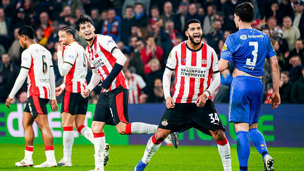 PSV-coach Peter Bosz weigert spijt te hebben van uitspraken over Wouter Goes: 'De arm van Pepi was b