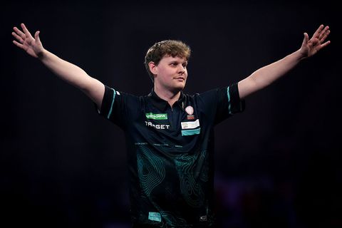 Topdarter Kevin Doets blaast Michael van Gerwen uit de geschiedenisboeken met krankzinnig gemiddelde op Euro Tour