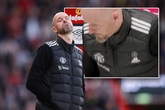 Erik ten Hag baalt en loopt weg van persconferentie. © Getty Images