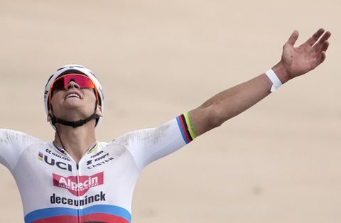 Wat is dat witte bandje om de pols van Mathieu van der Poel?