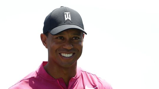 Toeschouwer onderuit nadat Tiger Woods bal in publiek slaat bij The Masters
