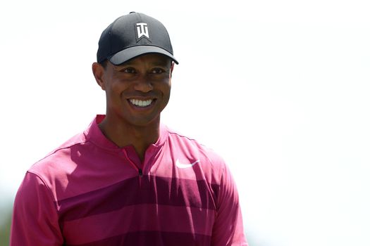 Toeschouwer onderuit nadat Tiger Woods bal in publiek slaat bij The Masters