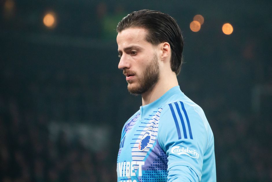 Voormalig Ajax-keeper gaat volledig door het lint in derby en ontvangt rood: 'Onacceptabel'