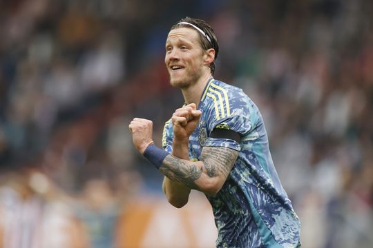 Wout Weghorst reddende engel van Ajax in Tilburg: koploper zet volgende stap naar landstitel