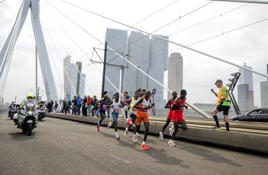 Opvallend gezicht moedigt zijn vriendin aan bij De Marathon van Rotterdam: 'Heel trots'