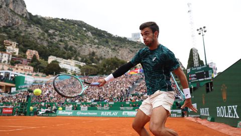 Emotionele vriendin ziet Italiaanse tennisser grootste finale uit zijn carrière verliezen door pijntjes