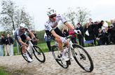 Tadej Pogacar moet Mathieu van der Poel laten rijden na valpartij. ©Getty Images