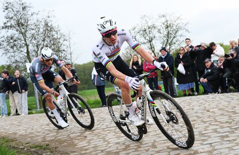 Valpartij kost Tadej Pogacar de kop in Parijs-Roubaix: bekijk hier de beelden