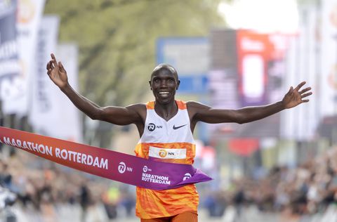Keniaanse favoriet wint marathon van Rotterdam, wind gooit roet in het eten