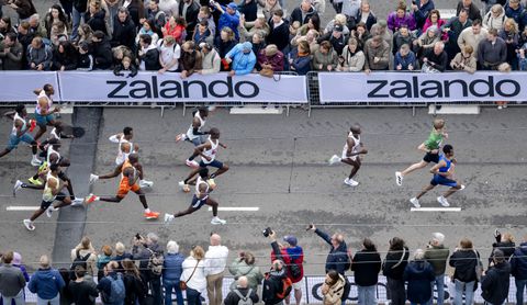 Volop ongeloof bij Nederlandse topfavoriet na valpartij in marathon Rotterdam: 'Heel rare beweging'