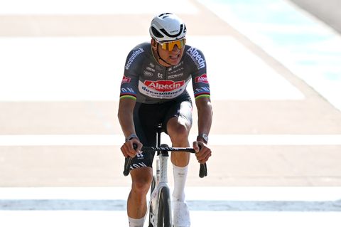 Woedende Mathieu van der Poel spreekt schande van incident tijdens Parijs-Roubaix: 'Genoeg om kaak te breken'