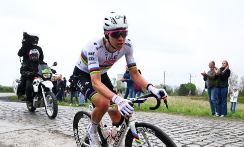 Wereldkampioen Tadej Pogacar komt met de schrik vrij in Parijs-Roubaix