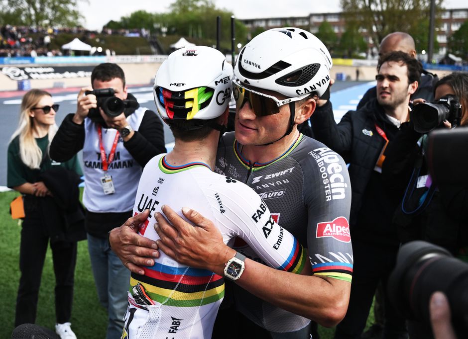 Tadej Pogacar geniet van strijd met Mathieu van der Poel: 'Als ik een kind was, dan zou hij mijn idool zijn'