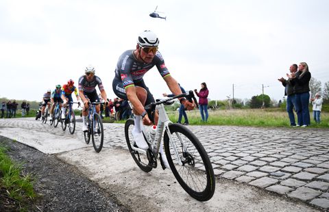 Ongenaakbare Mathieu van der Poel wint Parijs-Roubaix ondanks bizarre actie van toeschouwer