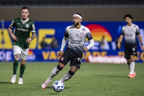 Veelbesproken topvoetballer Memphis Depay zorgt voor opmerkelijk moment in beladen duel in Brazilië