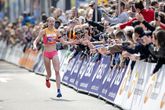 Anne Luijten tijdens de finish van de Marathon van Rotterdam © ANP.