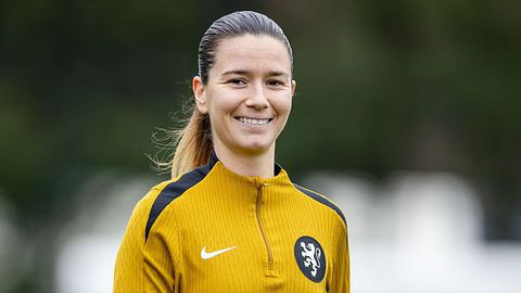 'Oma' van de Oranje Leeuwinnen (26) zorgt voor hilariteit: 'Ik ben een beetje ouder, ja...'