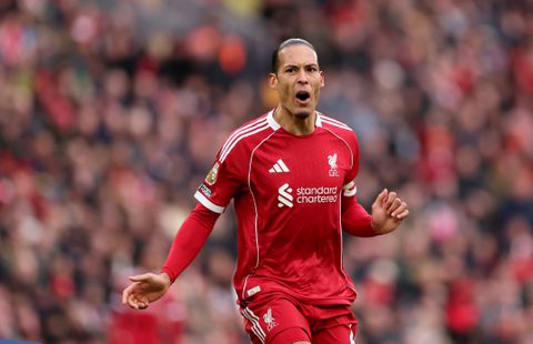 Virgil van Dijk kiest kant van fans in rel bij Liverpool: 'Dit is voor niemand goed'