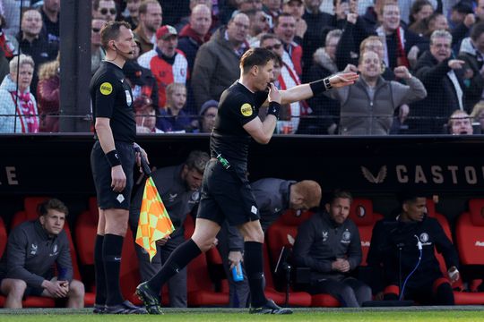 Dit zijn de scheidsrechter en VAR voor de bekerfinale AZ - NEC: beslissingen 'live hoorbaar in stadion en op tv'